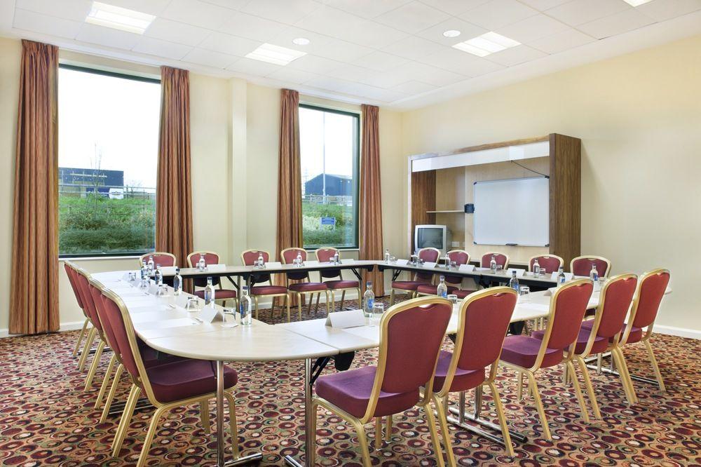 Holiday Inn Express Antrim By Ihg Extérieur photo