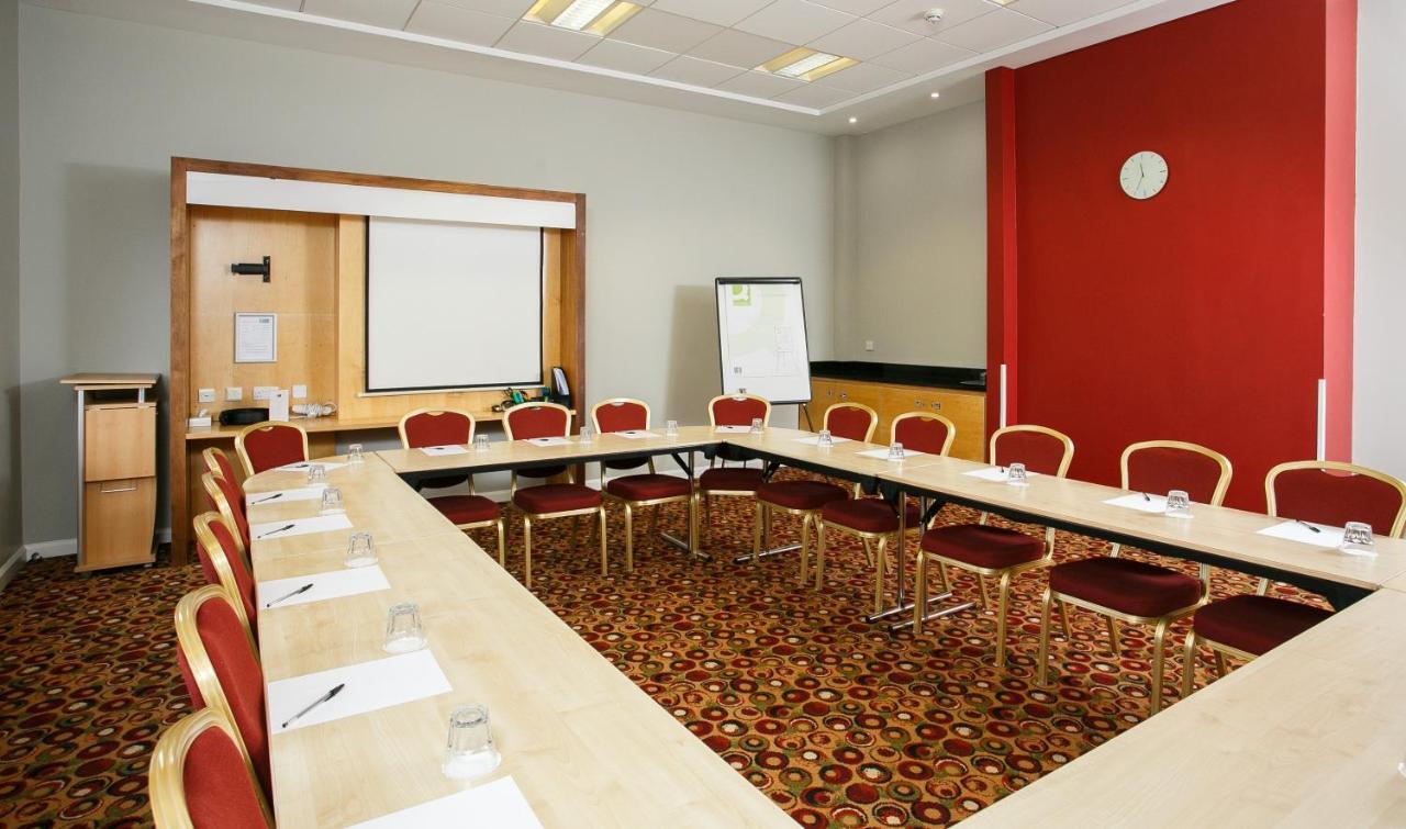 Holiday Inn Express Antrim By Ihg Extérieur photo