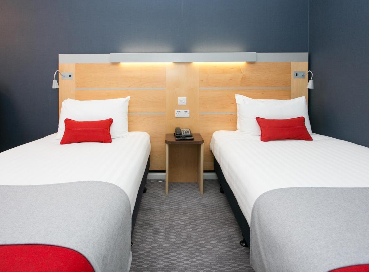 Holiday Inn Express Antrim By Ihg Extérieur photo