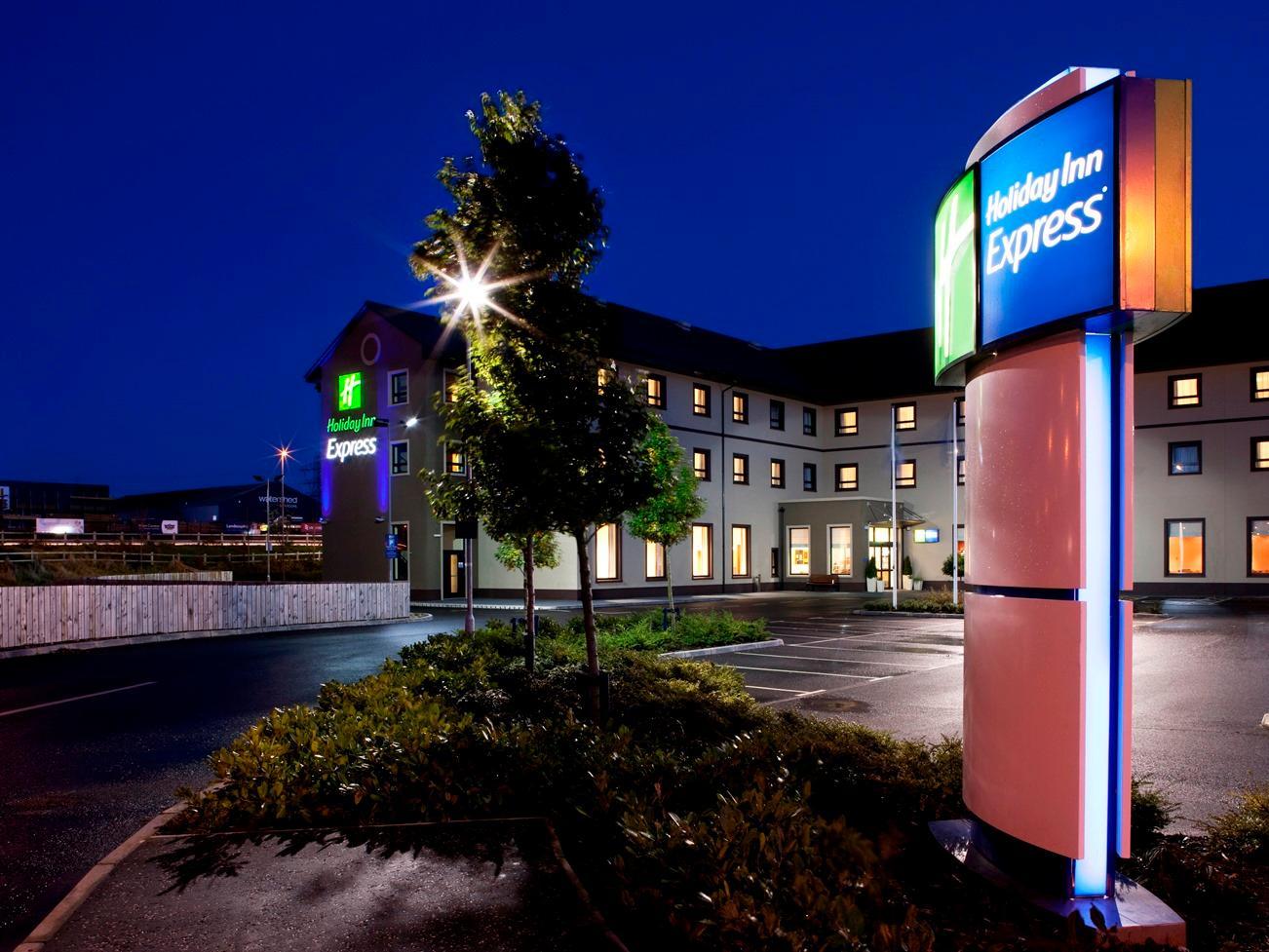 Holiday Inn Express Antrim By Ihg Extérieur photo