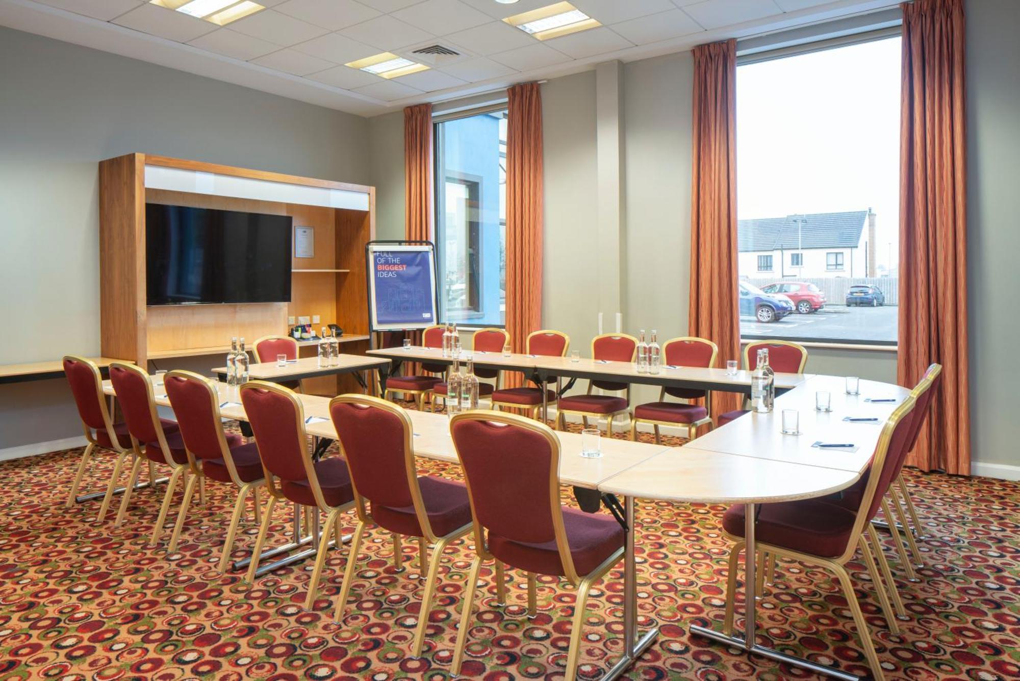 Holiday Inn Express Antrim By Ihg Extérieur photo