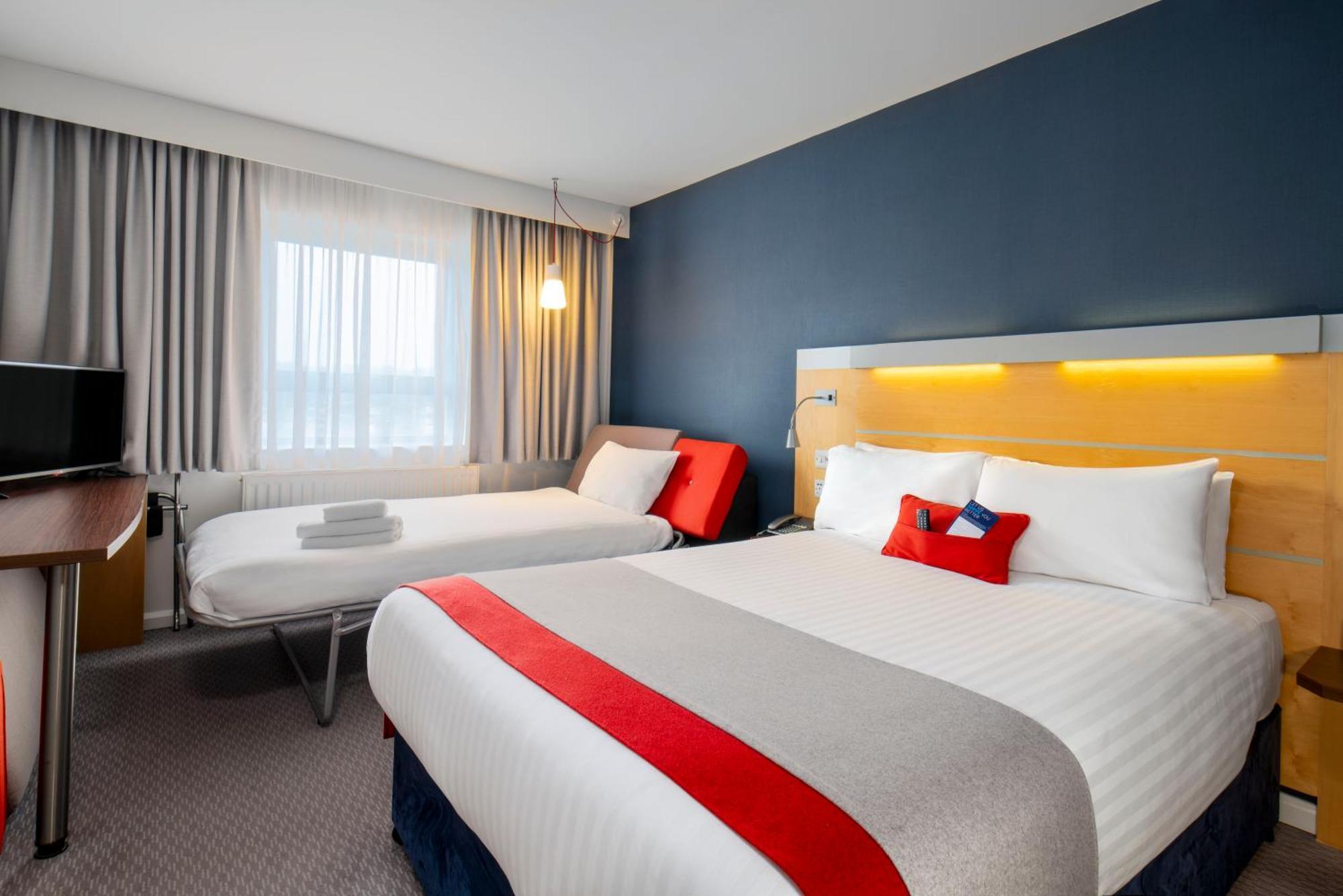 Holiday Inn Express Antrim By Ihg Extérieur photo