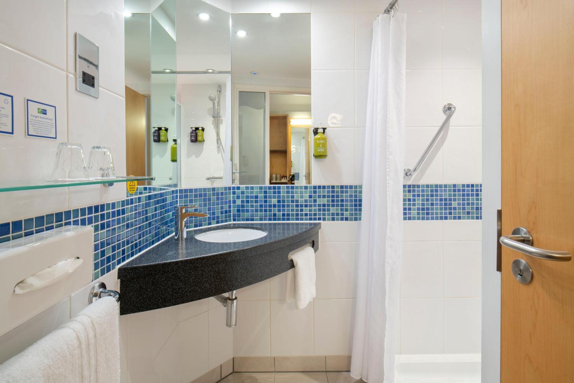 Holiday Inn Express Antrim By Ihg Extérieur photo