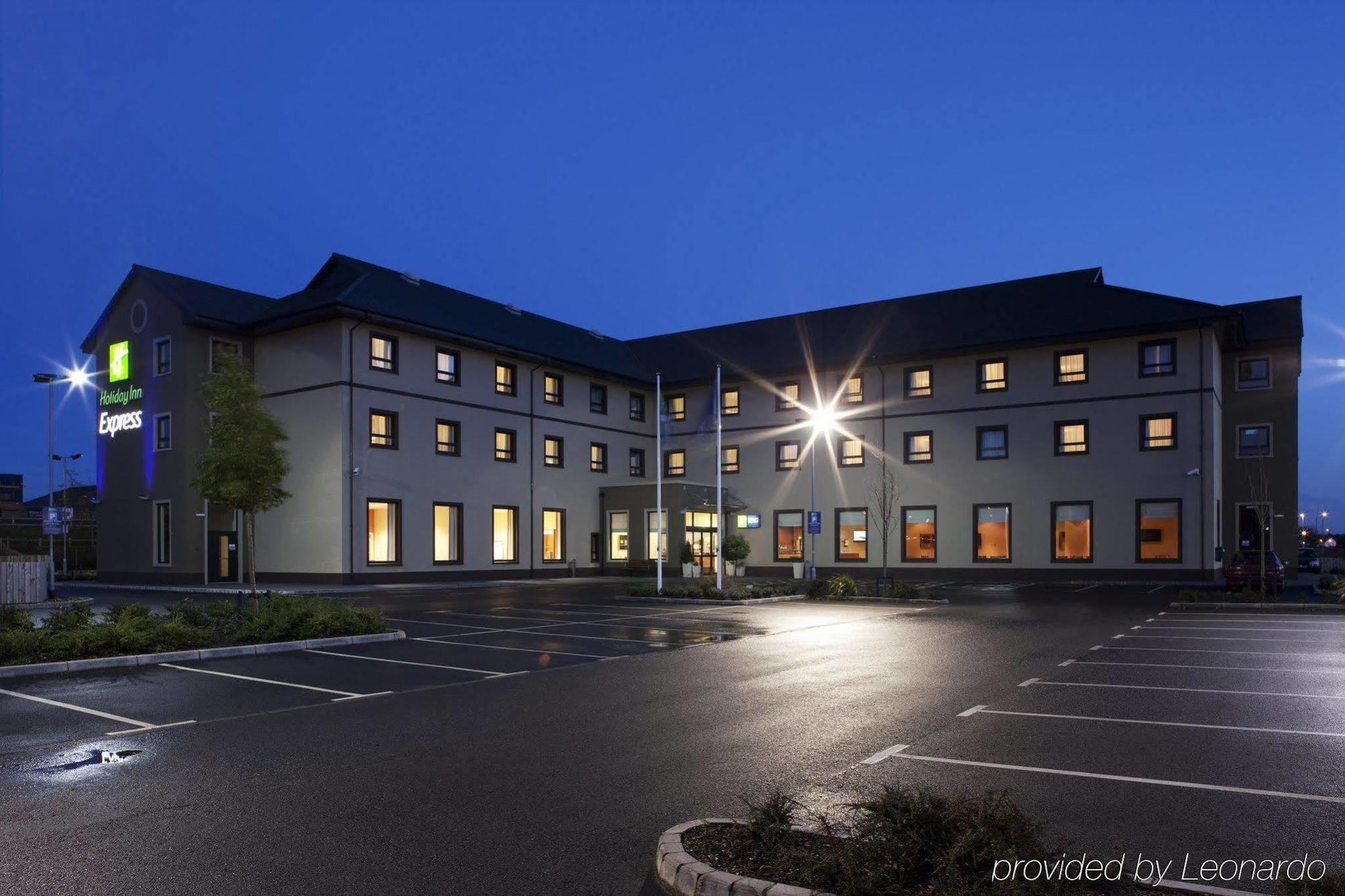 Holiday Inn Express Antrim By Ihg Extérieur photo