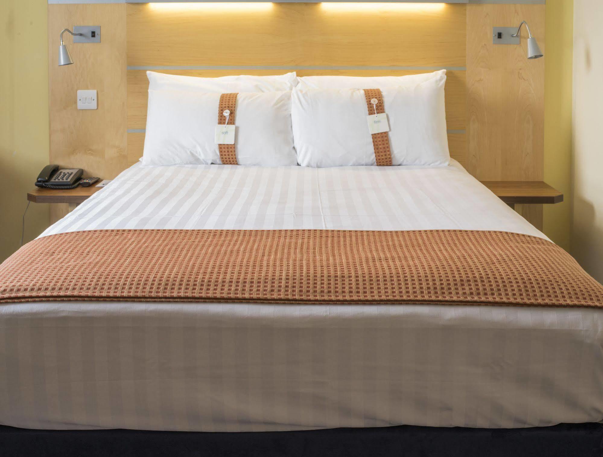 Holiday Inn Express Antrim By Ihg Extérieur photo