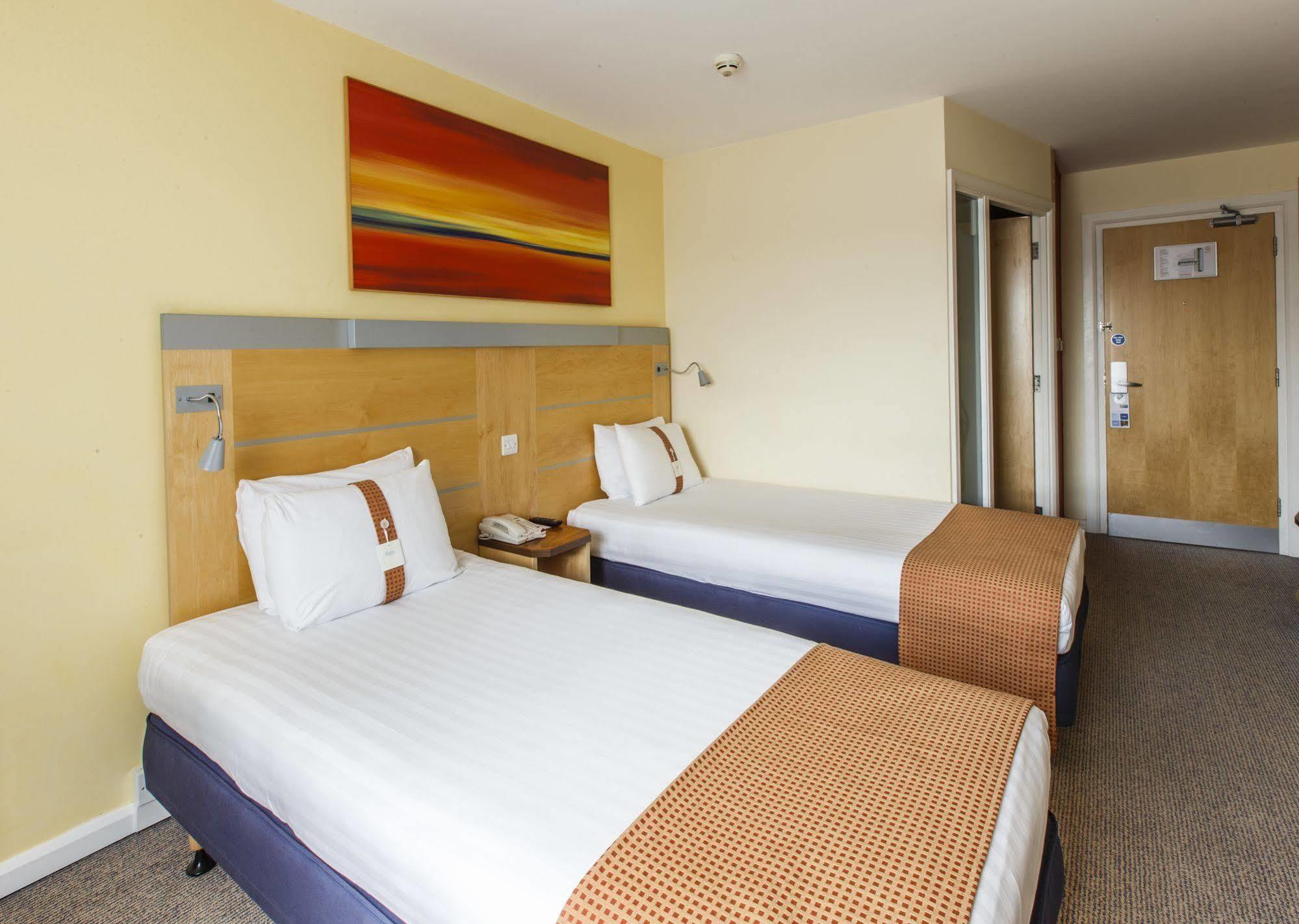 Holiday Inn Express Antrim By Ihg Extérieur photo